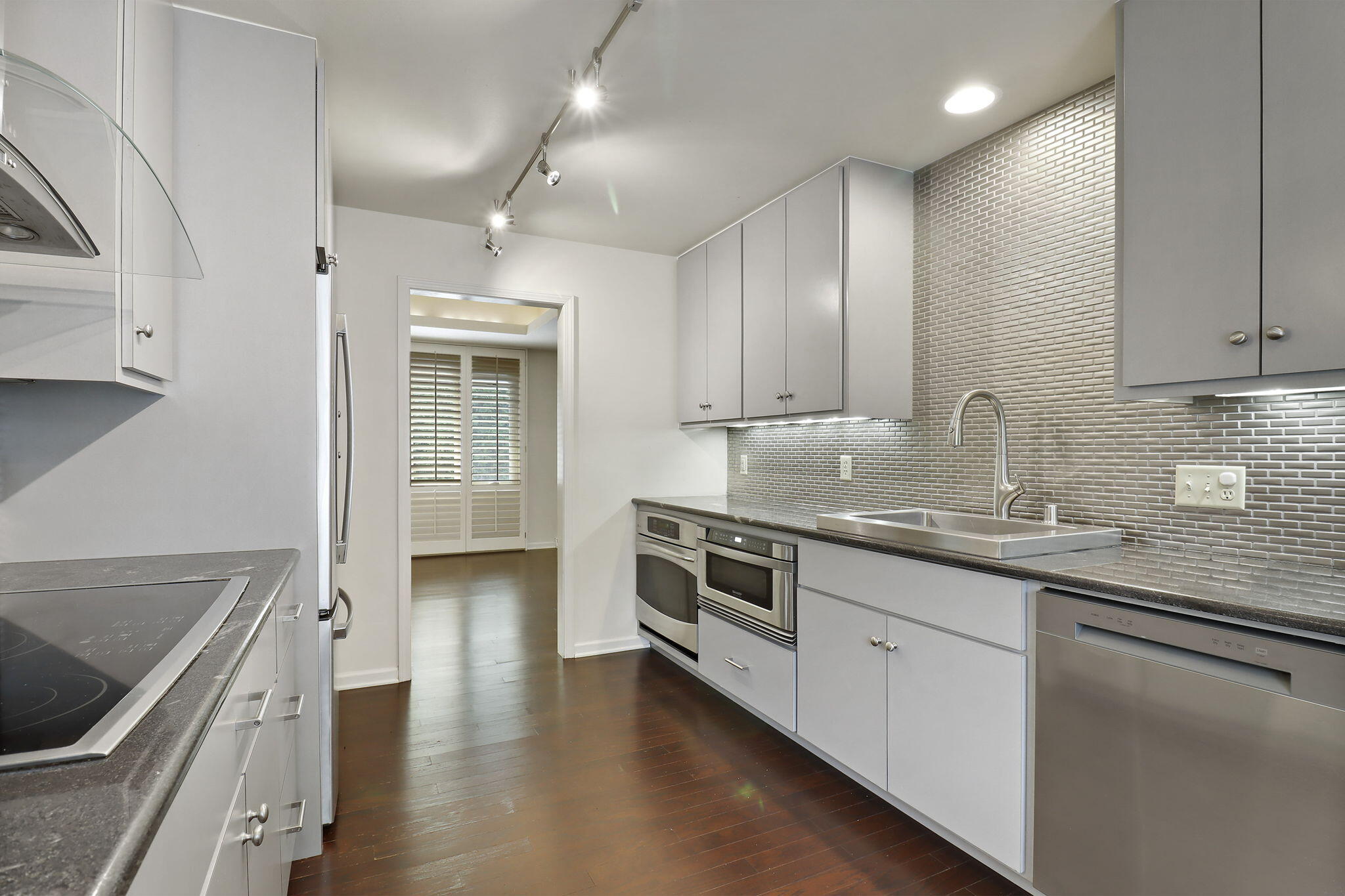 Bayside, Wisconsin 53217, United States, 2 Bedrooms Bedrooms, ,3 BathroomsBathrooms,Residential,Active,184937