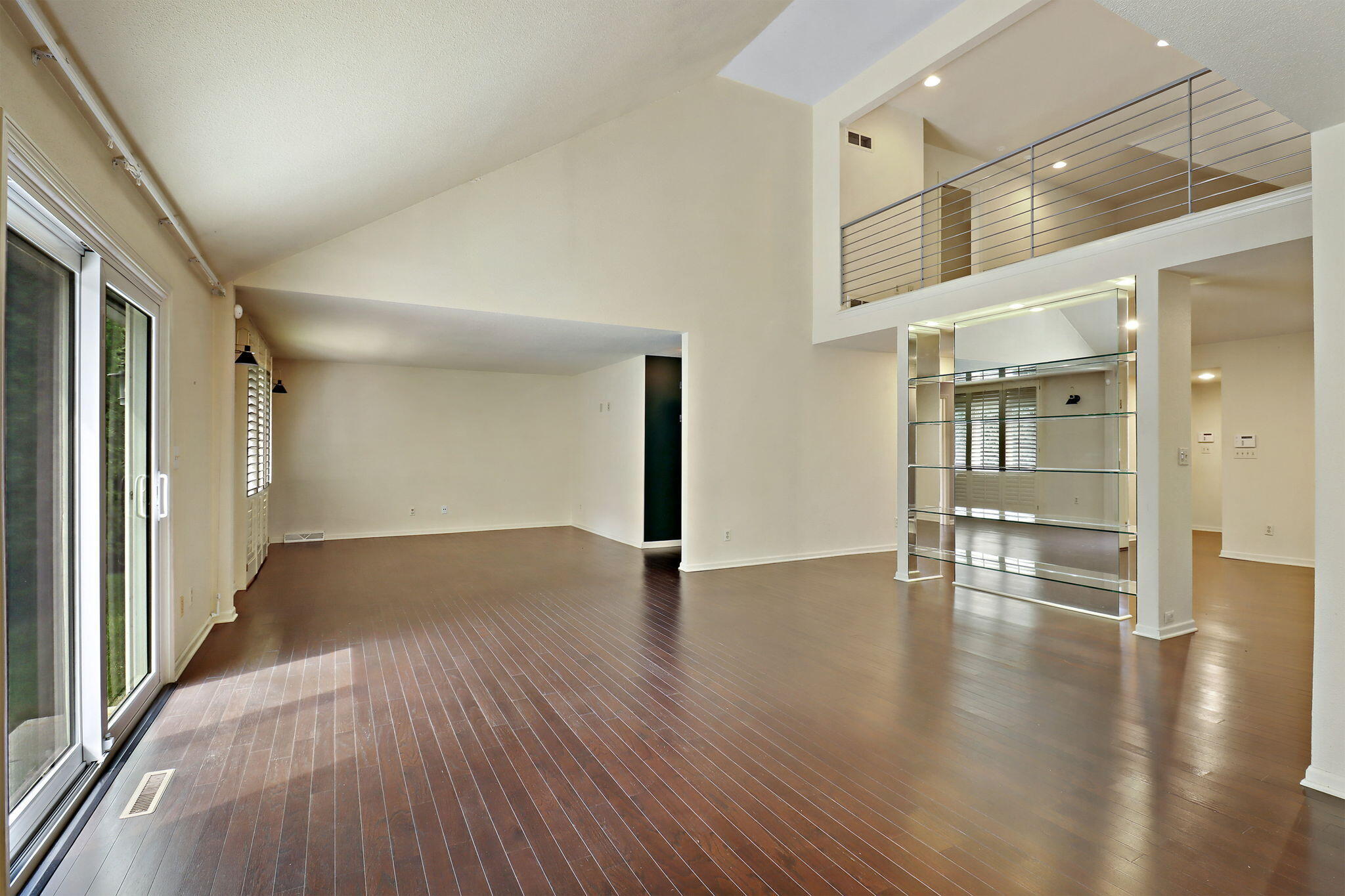 Bayside, Wisconsin 53217, United States, 2 Bedrooms Bedrooms, ,3 BathroomsBathrooms,Residential,Active,184937