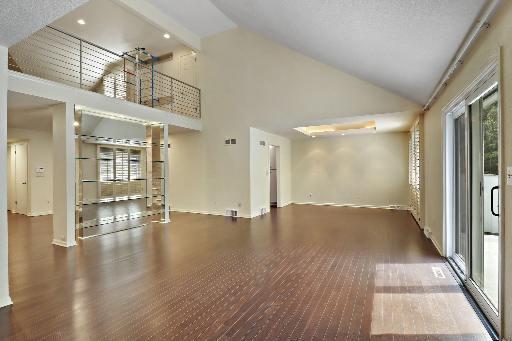 Bayside, Wisconsin 53217, United States, 2 Bedrooms Bedrooms, ,3 BathroomsBathrooms,Residential,Active,184937