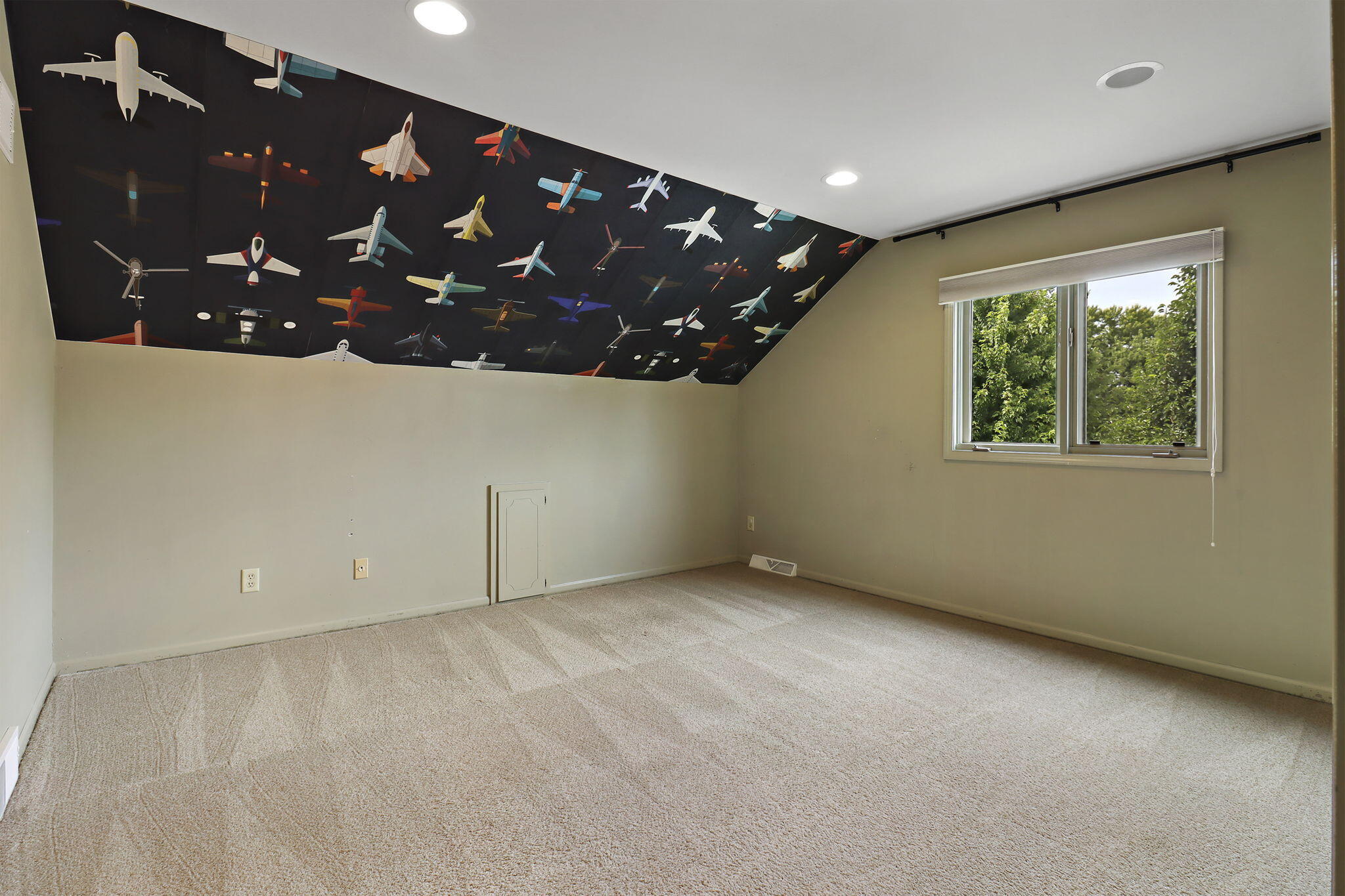 Bayside, Wisconsin 53217, United States, 2 Bedrooms Bedrooms, ,3 BathroomsBathrooms,Residential,Active,184937