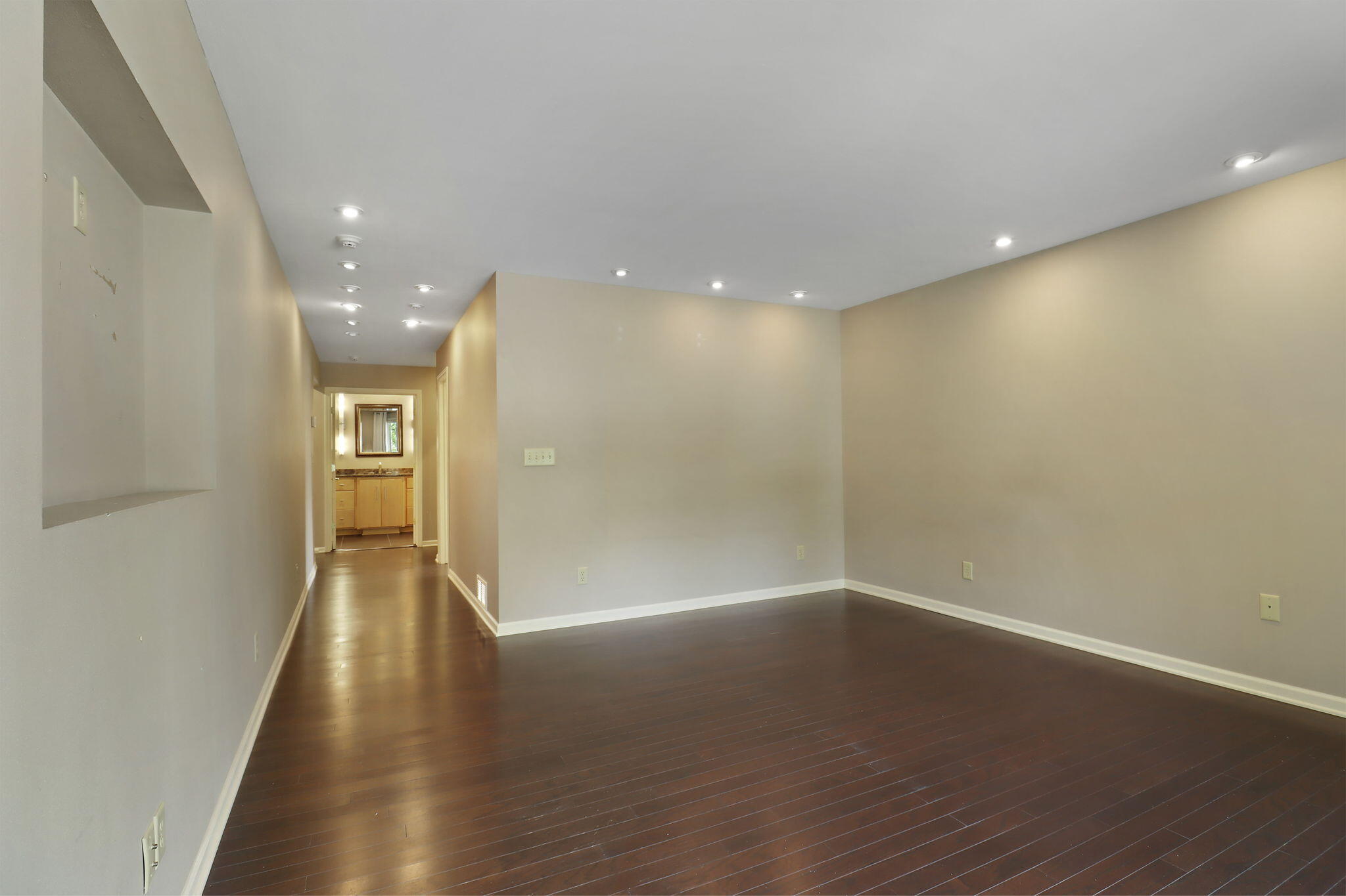 Bayside, Wisconsin 53217, United States, 2 Bedrooms Bedrooms, ,3 BathroomsBathrooms,Residential,Active,184937