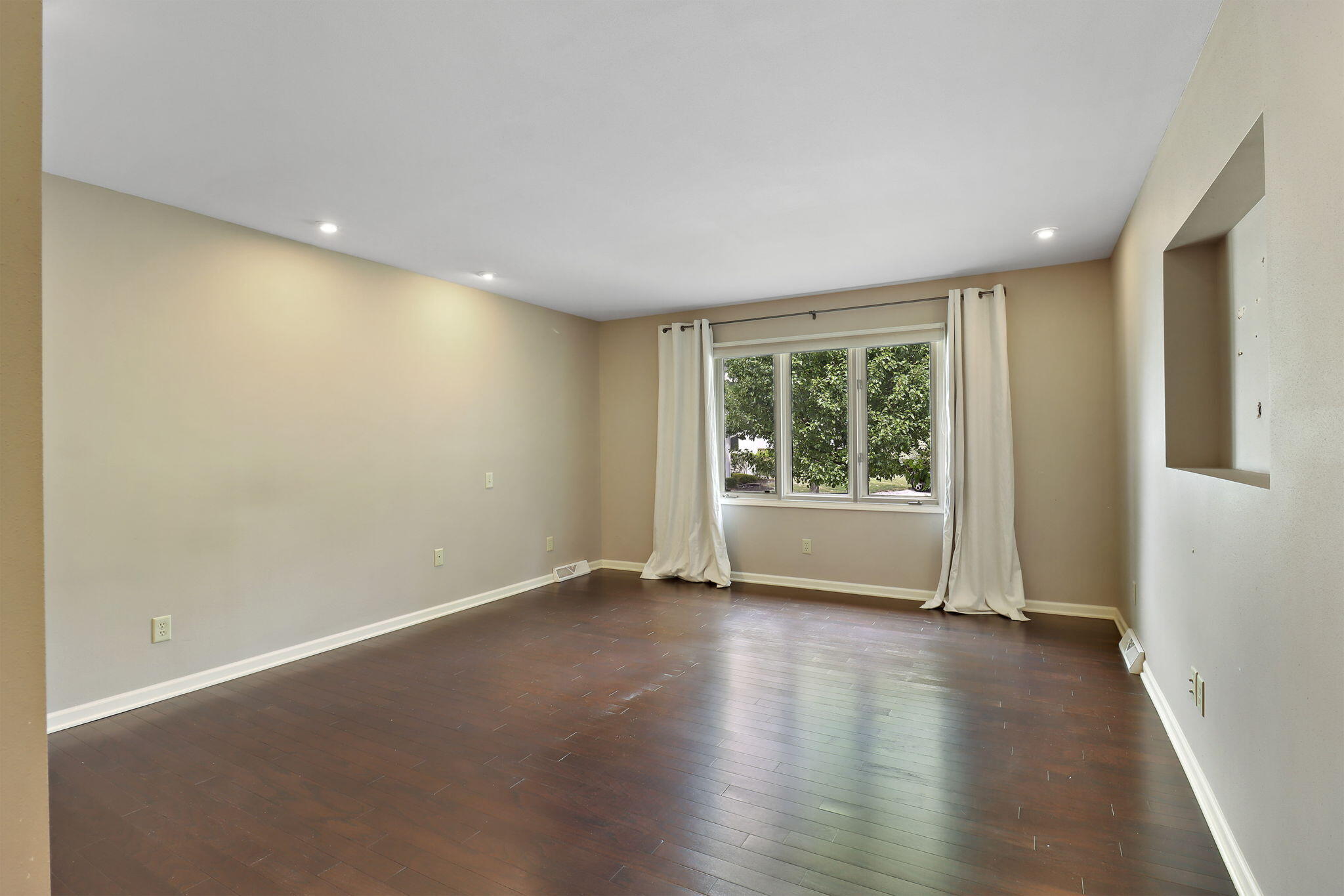 Bayside, Wisconsin 53217, United States, 2 Bedrooms Bedrooms, ,3 BathroomsBathrooms,Residential,Active,184937