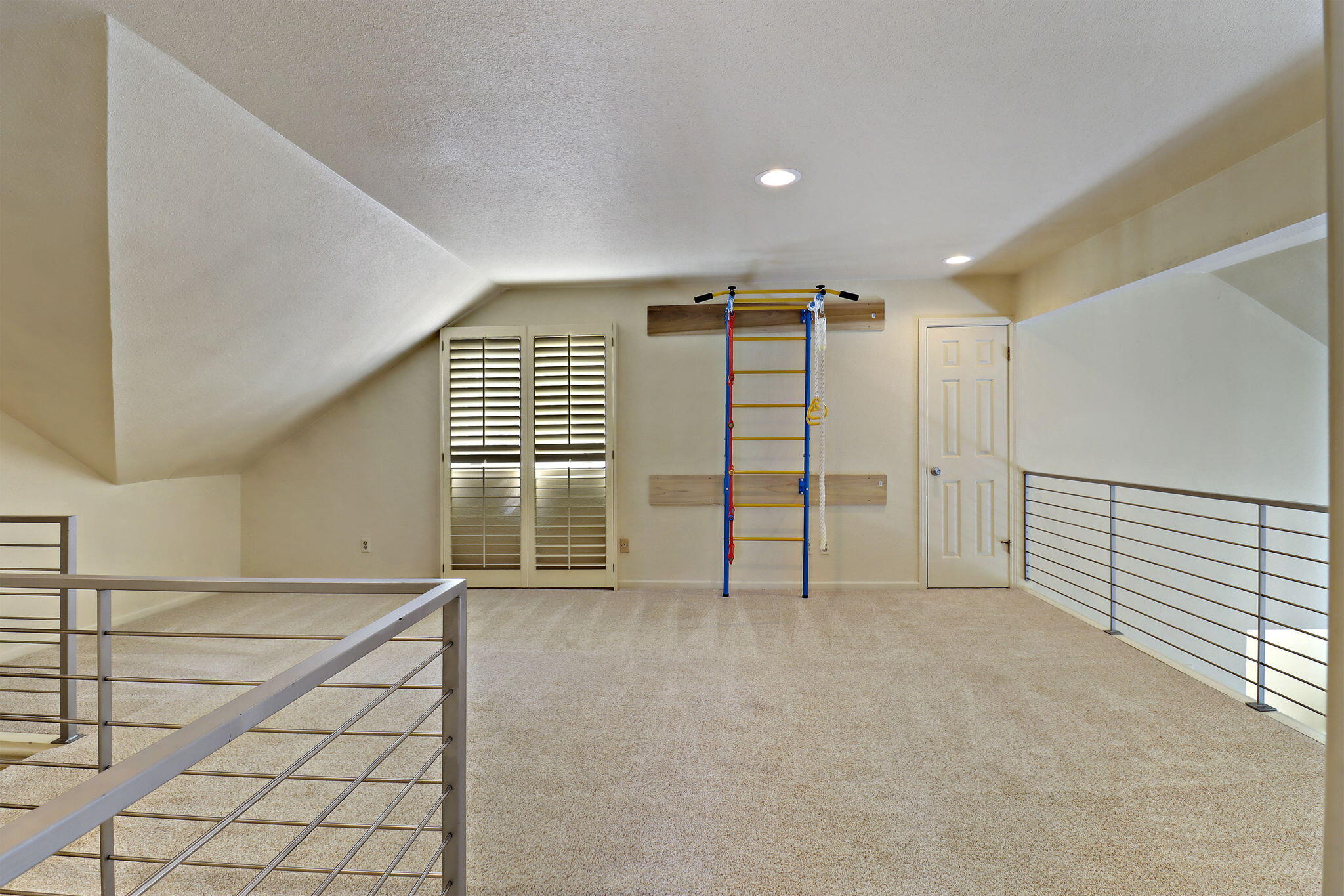 Bayside, Wisconsin 53217, United States, 2 Bedrooms Bedrooms, ,3 BathroomsBathrooms,Residential,Active,184937