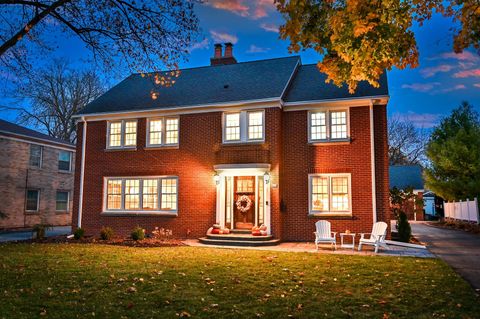 Photo of 820 Windsor Ct, Wauwatosa, WI 53226 (MLS # 1907789)