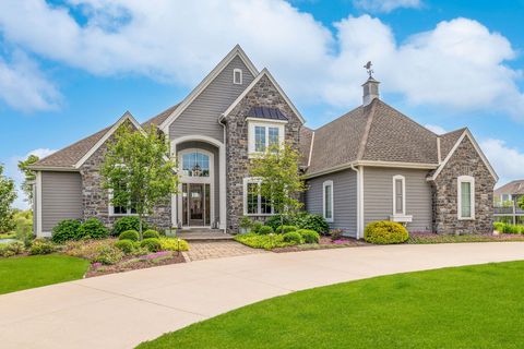 Photo of 7175 W Oakview Ct, Mequon, WI 53092 (MLS # 1922453)