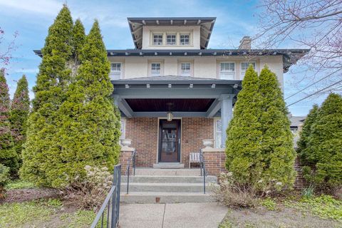 Photo of 2312 E Linnwood Ave, Milwaukee, WI 53211 (MLS # 1963205)