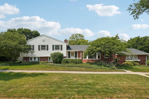 Photo of 800 Emerson Ave, South Milwaukee, WI 53172 (MLS # 1930400)