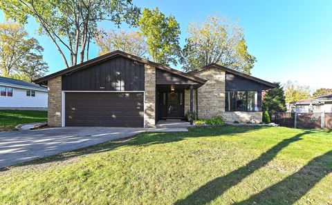 Photo of 1800 Mackinac Ave, South Milwaukee, WI 53172 (MLS # 1940933) Photo of 1800 Mackinac Ave, South Milwaukee, WI 53172 (MLS # 1940933)