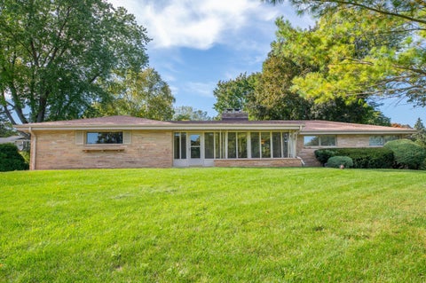 Photo of 15300 High Knoll Ln, Brookfield, WI 53005 (MLS # 1983853)