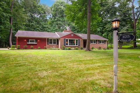 Photo of 16205 Fernwood Ln, Brookfield, WI 53005 (MLS # 1932118)