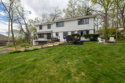 Photo of 935 N 124th St, Elm Grove, WI 53122 (MLS # 1960677)