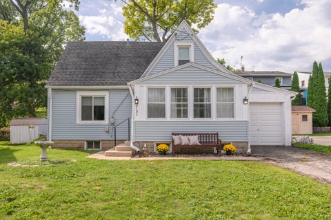 Photo of 2101 Oaklawn Ave, Waukesha, WI 53188 (MLS # 1985784)