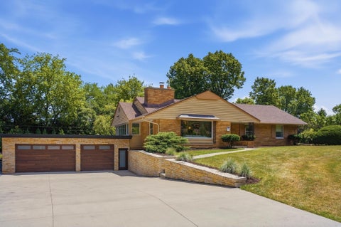 Photo of 3580 Sunny Crest Dr, Brookfield, WI 53005 (MLS # 1971644)