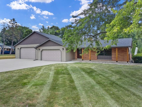 Photo of 4450 Hearthside Dr, New Berlin, WI 53151 (MLS # 1972402)