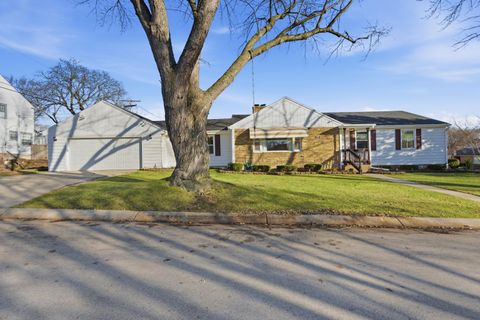 Photo of 4630 W Anthony Dr, Greenfield, WI 53219 (MLS # 1947655)