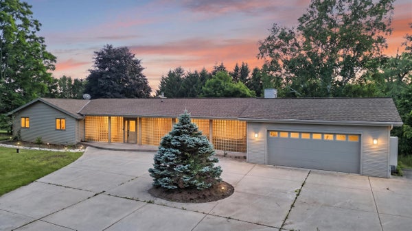 W2179 SHAMROCK DR, SHEBOYGAN, WI 53083 - Image 7bd17fdcaeb29d5e1c3aaffd2129ec8e/3988382537