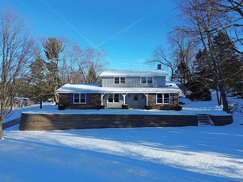 Photo of 5640 S Aberdeen Dr, New Berlin, WI 53146 (MLS # 1946370)