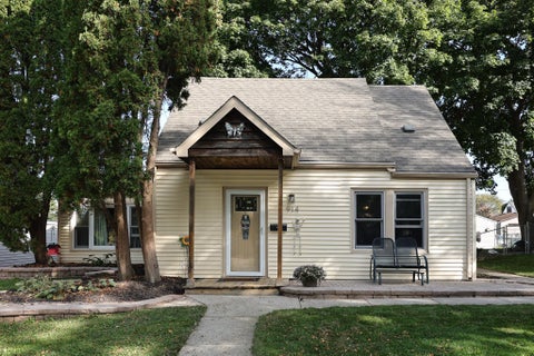 Photo of 914 S 103rd St, West Allis, WI 53214 (MLS # 1985550)