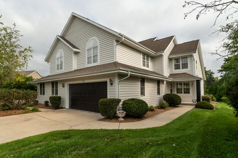 Photo of 3207 S Ridge Crest Ct, New Berlin, WI 53151 (MLS # 1978141)