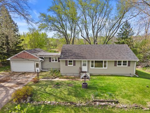 Photo of N40W26975 Capitol Dr, Pewaukee, WI 53072 (MLS # 1960459)