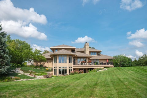 Photo of 1801 E Bristlecone Dr, Hartland, WI 53029 (MLS # 1979962)