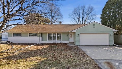 Photo of 7216 N Mohawk Ave, Glendale, WI 53217 (MLS # 1950973)