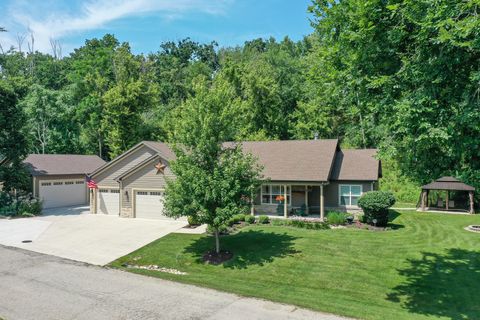 Photo of W4156 Longfellow Dr, Geneva, WI 53147 (MLS # 1948840)