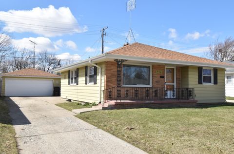 Photo of 824 Ohio St, Racine, WI 53405 (MLS # 1955855)