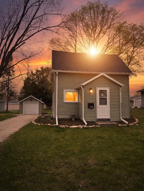 Photo of 735 N 6th Ave, Sturgeon Bay, WI 54235 (MLS # 1961900)