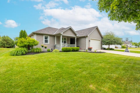 Photo of 1446 Mulberry St, Hartford, WI 53027 (MLS # 1967827)
