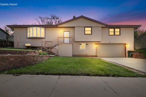 Photo of 1513 Roosevelt Dr N, West Bend, WI 53090 (MLS # 1960163)