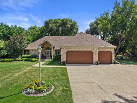 Photo of 11221 W Drake Ln, Franklin, WI 53132 (MLS # 1974503)