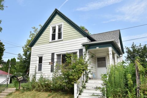 Photo of 926 E Homer St, Milwaukee, WI 53207 (MLS # 1886116)