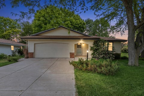Photo of 4936 S 65th St, Greenfield, WI 53220 (MLS # 1965856)