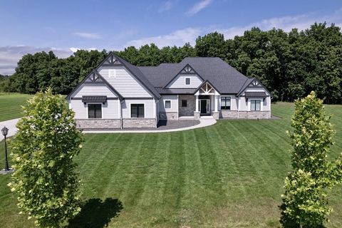 Photo of 3750 W Pine View Ct, Mequon, WI 53097 (MLS # 1950875)