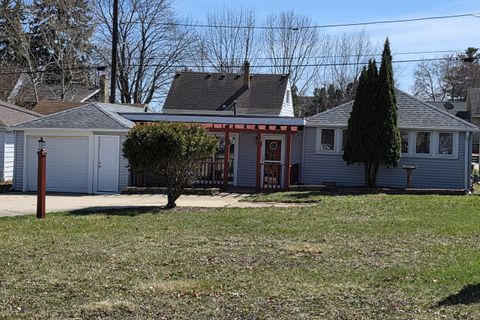 Photo of 1715 Rawson Ave, South Milwaukee, WI 53172 (MLS # 1956988)