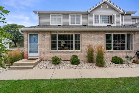 Photo of 10380 W Whitnall Edge Cir, Franklin, WI 53132 (MLS # 1941473)