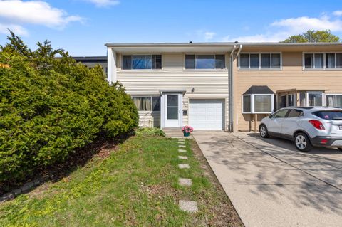 Photo of 3636 S Quincy Ave, Milwaukee, WI 53207 (MLS # 1958709)