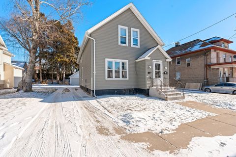 Photo of 1617 S 10th St, Manitowoc, WI 54220 (MLS # 1947939)