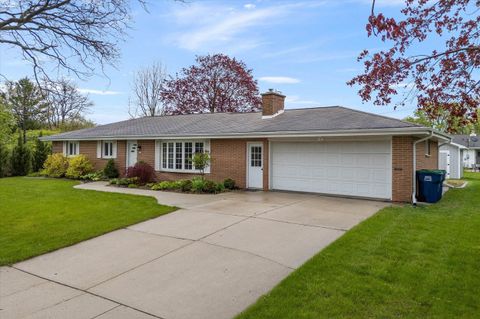 Photo of 265 E Antoine Dr, Port Washington, WI 53074 (MLS # 1918888)