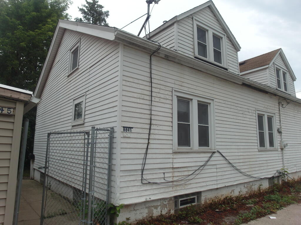 Milwaukee, Wisconsin 53218, United States, 4 Bedrooms Bedrooms, ,1 BathroomBathrooms,Residential,Active,182310