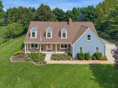 Photo of 149 Hickory Dr, Delafield, WI 53018 (MLS # 1981161)