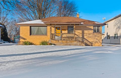 Photo of 1924 Johnson Ave, Caledonia, WI 53402 (MLS # 1948134)