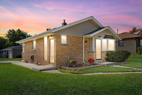 Photo of 605 Sherman Ave, South Milwaukee, WI 53172 (MLS # 1937368)