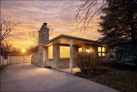 Photo of 755 N 112th St, Wauwatosa, WI 53226 (MLS # 1954826)