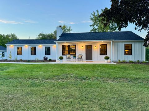 Photo of 1318 W Fiesta Ln, Mequon, WI 53092 (MLS # 1938138)