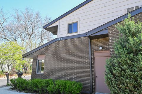 Photo of 305 Cheviot Chase -, Waukesha, WI 53186 (MLS # 1959191)