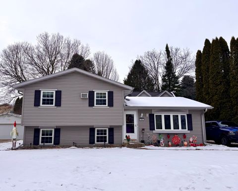 Photo of 906 Villa Park Dr, West Bend, WI 53090 (MLS # 1949095)