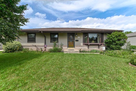 Photo of N84W14476 Menomonee Ave, Menomonee Falls, WI 53051 (MLS # 1976738)