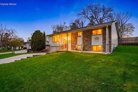 Photo of 321 Lakeview Rd, South Milwaukee, WI 53172 (MLS # 1959659)
